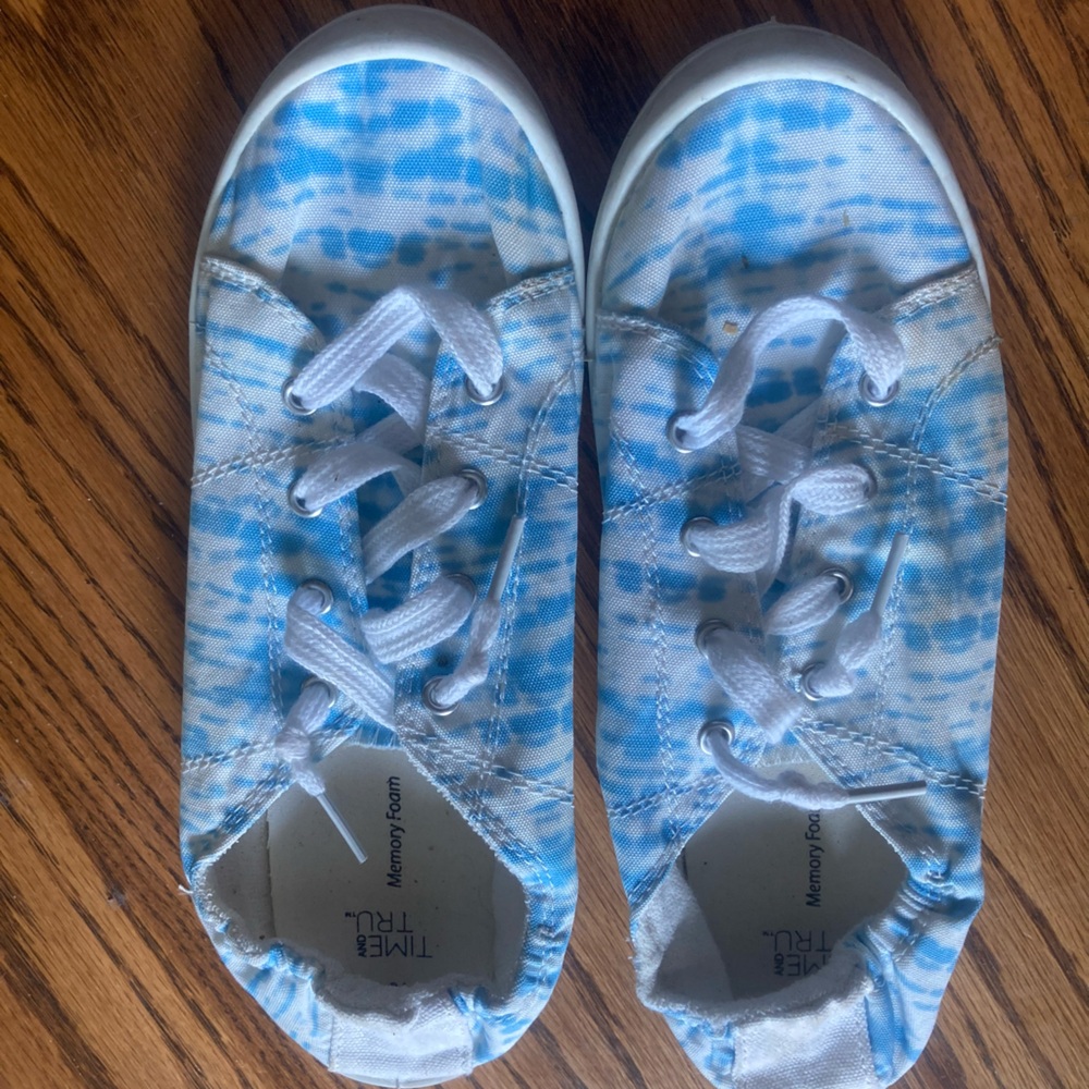Women’s sz 10 slip-on tye die